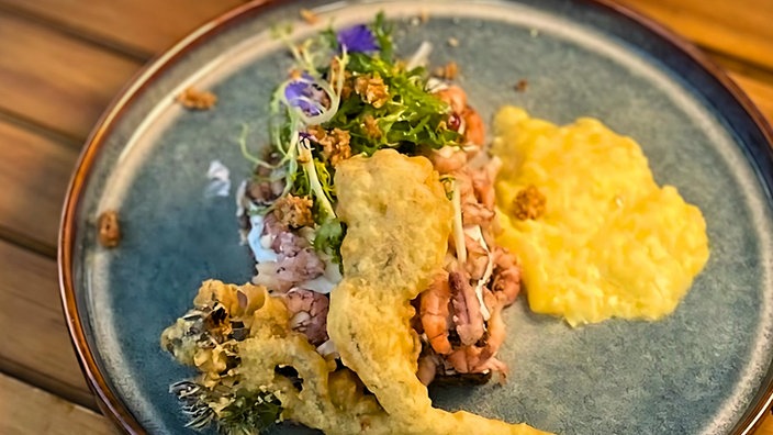 Nordseekrabbenlasagne mit Kräutersalat, Blüten-Tempura