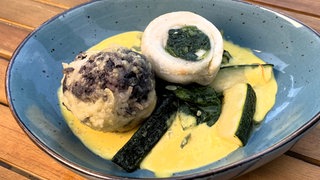 Seezungenrolle mit Zucchini-Blattspinat, frittierten Reisbällchen und Safransauce