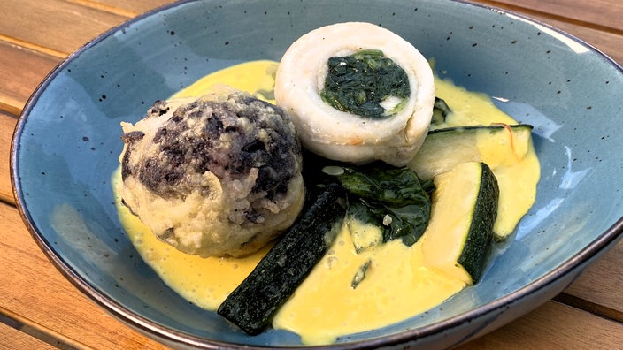 Seezungenrolle mit Zucchini-Blattspinat, frittierten Reisbällchen und Safransauce