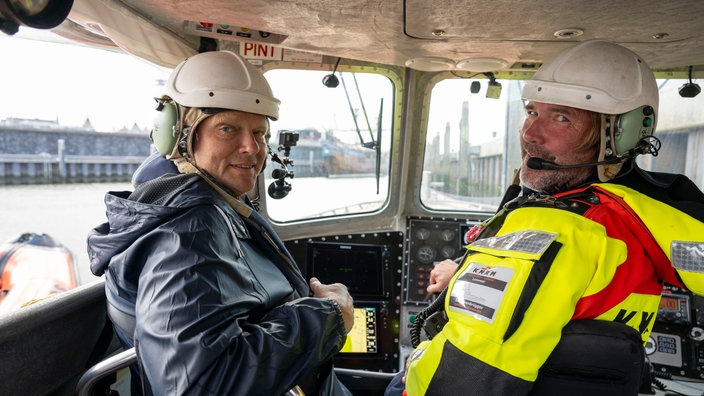 Björn Freitag mit Kai Linnenbrügger auf dem Boot der Seenotrettung. 