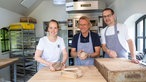 Christa Bruggenkamp mit Frank Buchholz und Kollege Jippe in der Backstube