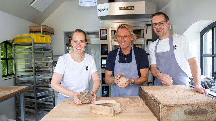 Christa Bruggenkamp mit Frank Buchholz und Kollege Jippe in der Backstube
