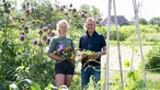  Sien Niermeyer mit  Frank Buchholz im Garten. 