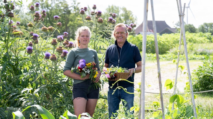  Sien Niermeyer mit  Frank Buchholz im Garten. 