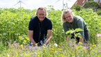  Frank Buchholz mit Sien Niermeyer im Blumengarten. 