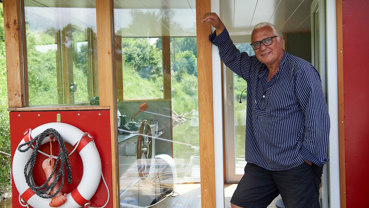 Skipper Heinz-Dieter an Bord seiner "unaone". 