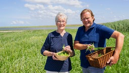 Björn Freitag mit Griet Hoekstra auf den Salzwiesen.