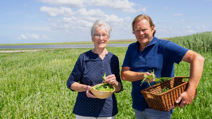 Björn Freitag mit Griet Hoekstra auf den Salzwiesen.
