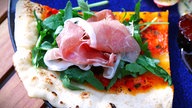 Pizzazungen mit Rucola und Parmaschinken