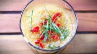 Geeiste Honigmelonensuppe mit Chili, Zitronenmelisse und Basilikum