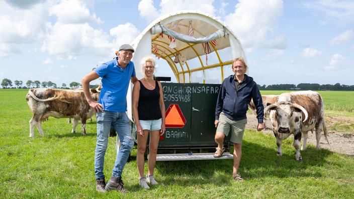 Itte und Oane Smink mit Frank Buchholz auf der Longhorn-Weide