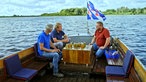Björn Freitag mit Bernardus Smits und Jacob Nauta bei der Senfverkostung auf einem Boot. 