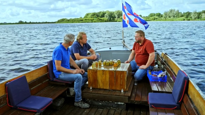 Björn Freitag mit Bernardus Smits und Jacob Nauta bei der Senfverkostung auf einem Boot. 