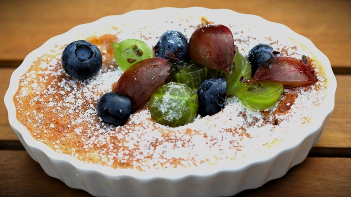 Clafoutis mit Blau- und Stachelbeeren