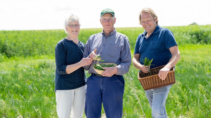 Björn Freitag mit Piet und Griet Hoekstra auf den Salzwiesen. 