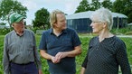 Björn Freitag mit Piet und Griet Hoekstra auf dem Feld. 