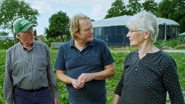 Björn Freitag mit Piet und Griet Hoekstra auf dem Feld. 