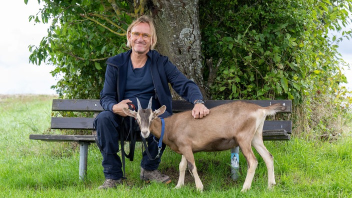 Frank Buchholz beim Spaziergang mit Ziege.