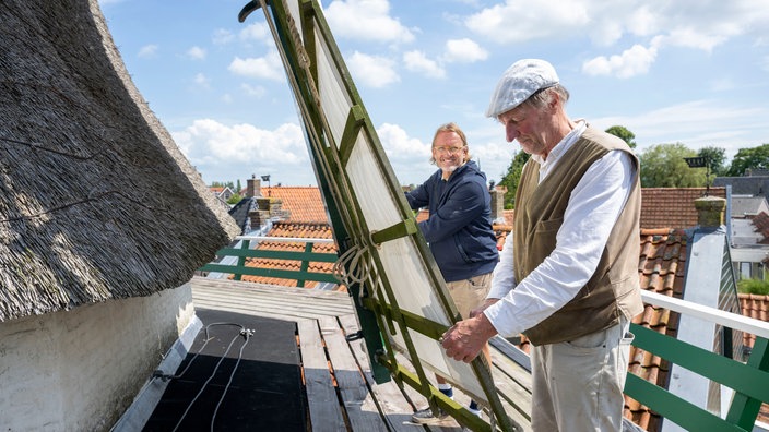 Frank Buchholz mit Cees Notenboom beim Einstellen der Mühlensegel.