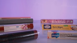 Das Bild zeigt die verschiedenen Backmatten und Backpapier im Test.
