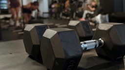 Zwei dicke Hanteln in einem Fitnessstudio.