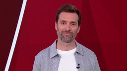 Daniel Aßmann steht im Markt-Studio.