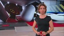  Anna Planken steht im Markt-Studio. Im Hintergrund wird eine Abbildung vom Innenraum eines Autos dargestellt.