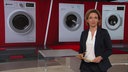 Anna Planken steht im Markt-Studio. Im Hintergrund sieht man eine Grafik mit Waschmaschinen.