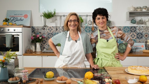 Yvonne Willicks und Theresa Knipschild in der "Meisterküche"