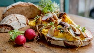 Käse-Rührei mit Pilzen 