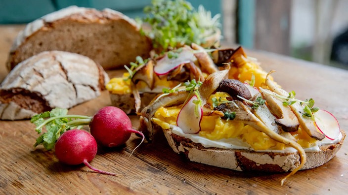 Käse-Rührei mit Pilzen 