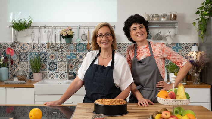 Yvonne Willicks und Theresa Knipschild in der "Meisterküche"