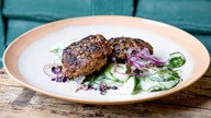Rindfleisch-Frikadellen mit Gurken-Dillsalat