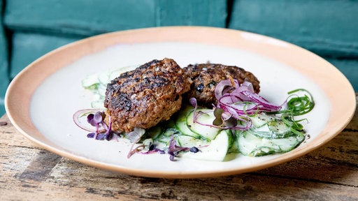 Rindfleisch-Frikadellen mit Gurken-Dillsalat