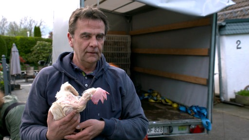 Mann mit Huhn