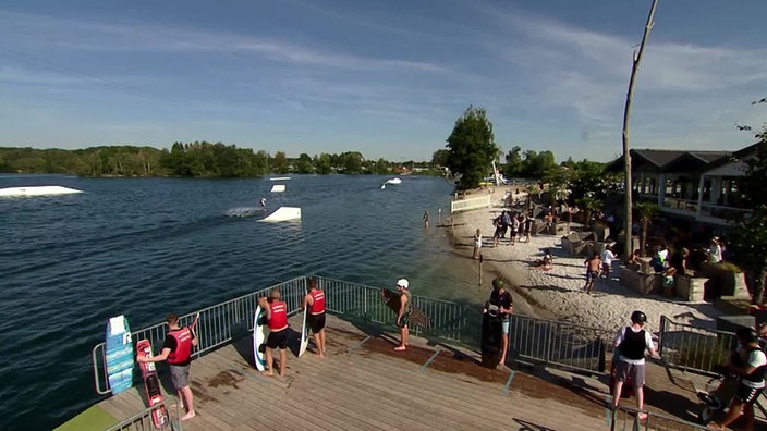 Effelder Waldsee mit Wakeboardanlage und Strand-Bar