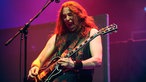 Der Gitarrist von Airbourne auf der Bühne