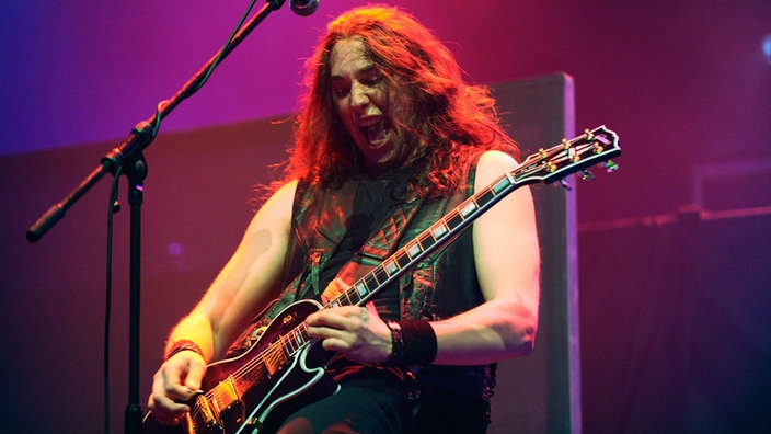 Der Gitarrist von Airbourne auf der Bühne