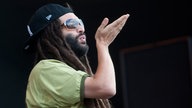 Alborosie schickt einen Luftkuss in die Menge