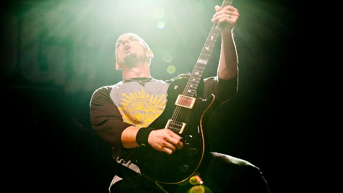 Gitarrist Mark Tremonti spielt auf der Bühne