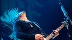 Bandmitglied von Alter Bridge wirft beim Gitarre spielen den Kopf nach hinten