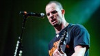 Mark Tremonti spielt Gitarre und singt