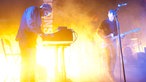 Keyboarder und Gitarrist stehen gemeinsam auf der Bühne