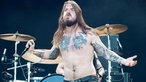 Sänger von Kvelertak mit tatoowiertem nacktem Oberkörper