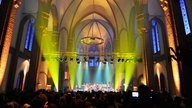 Die "Band of Horses" steht in einer Kiirche auf der Bühne und spielt