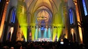 Die "Band of Horses" steht in einer Kiirche auf der Bühne und spielt