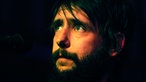 Der Sänger der "Band of Horses" mit schwarzem Vollbart im Porträt