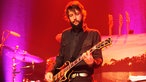 Der Sänger der "Band of Horses" steht mit elektronischer Gitarre auf der Bühne