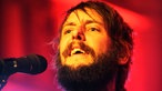 Der Sänger der"Band of Horses" blickt mit funkelnden Augen in das Publikum