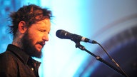 Der Sänger der "Band of Horses" verschliesst beim Singen die Augen
